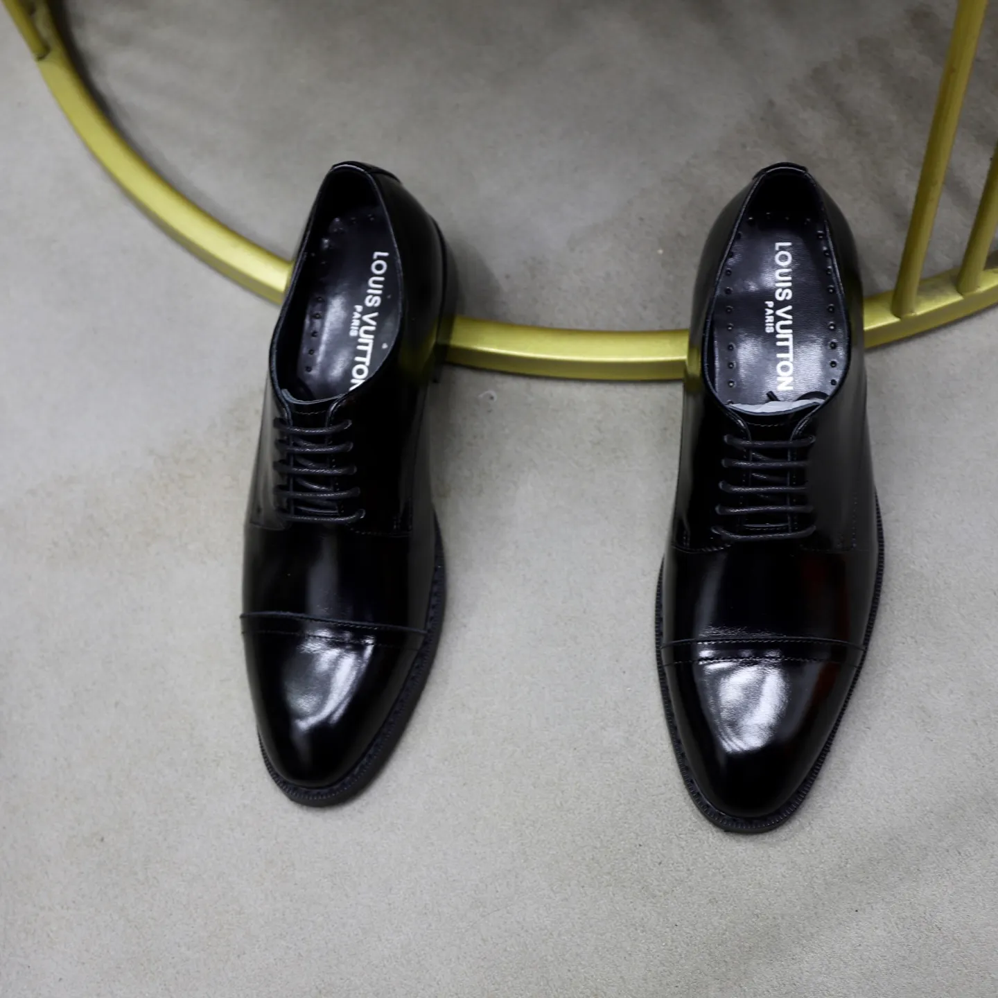 Ex-factory price: 500💰🙅‍♂️🙅‍♂️🙅‍♂️ Brand: LV Louis Vuitton Standard code: Men's size 38-44 (45 can be customized) Grade: Same style as the official website Original order quality Material: Original cowhide surface Comfortable cowhide lining Original outsole Style category: Men's fashionable casual leather shoes Distinguished big-name luxury elements Top luxury Color: actual picture color